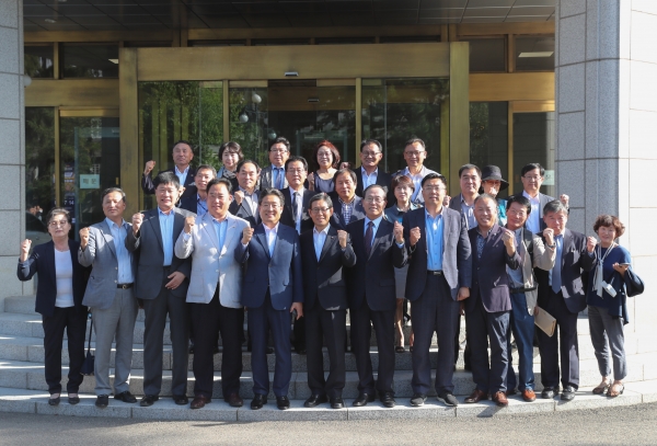 헌재 앞 김홍장 시장 등 청구인 측의 단체 촬영
