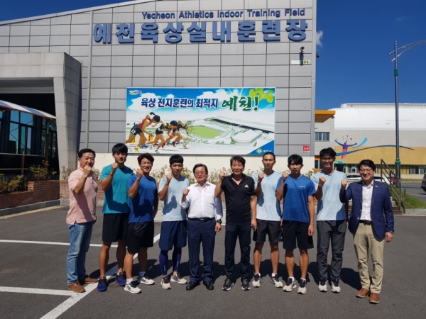 노박래 서천군수, 우수체육시설 벤치마킹(서천군 육상팀 격려후 사진촬영)