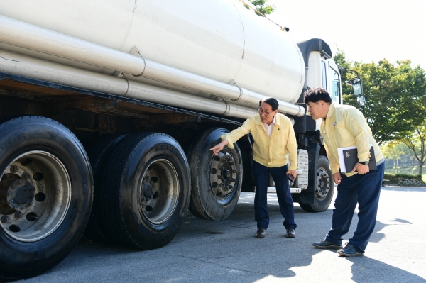 이용록부군수 ASF 방역현장 점검 모습