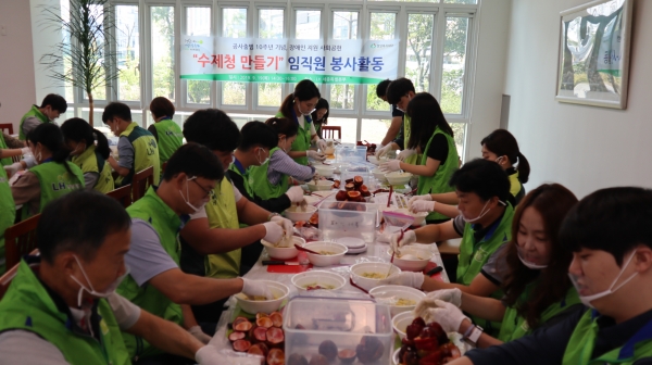 19일 임직원들이 직접 만든 수제청 선물세트를 기부