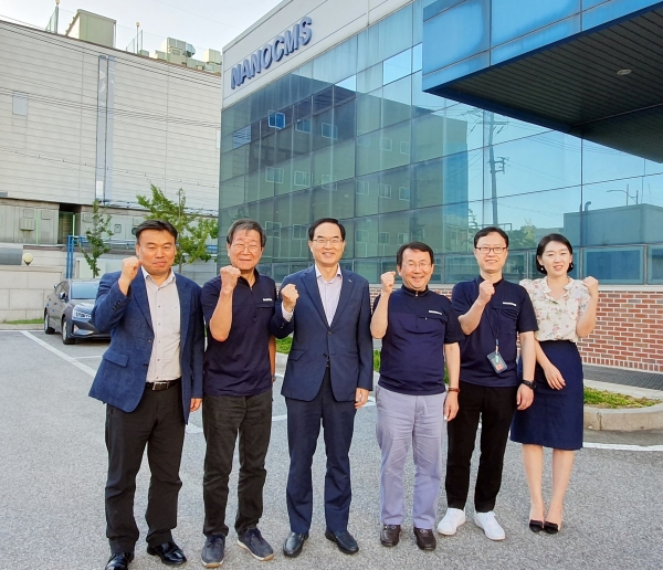 조용만 사장(왼쪽 세번째)과 김시석 나노씨엠에스 대표(네번째)가 파이팅을 외치고 있다.