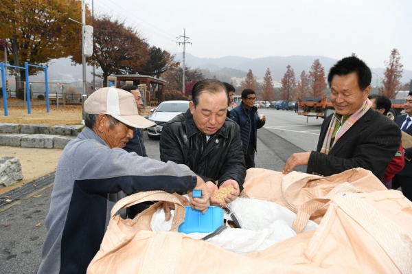 지난해 황선봉 예산군수가 공공비축미 매입현장을 방문해 출하농가를 격려하는 모습