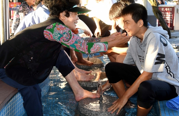 동산중학교 학생이 어르신 발 닦아드리며 효 의미 되새겨