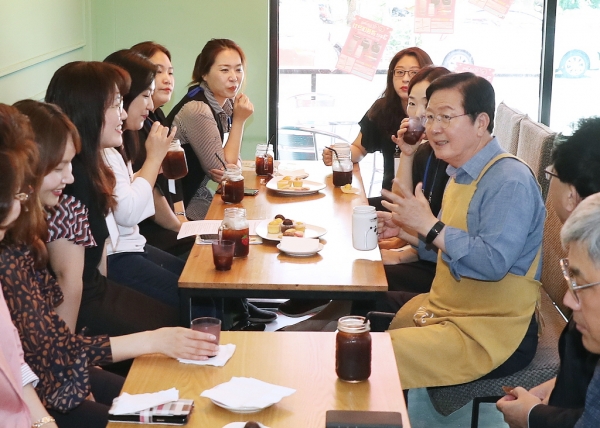 복수동 엄마들의 소통하는 마을활동가 모임 ‘꿈빛 행복맘’ 회원들과 간담회