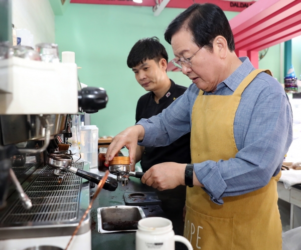 바리스타 체험에 나선 장 청장