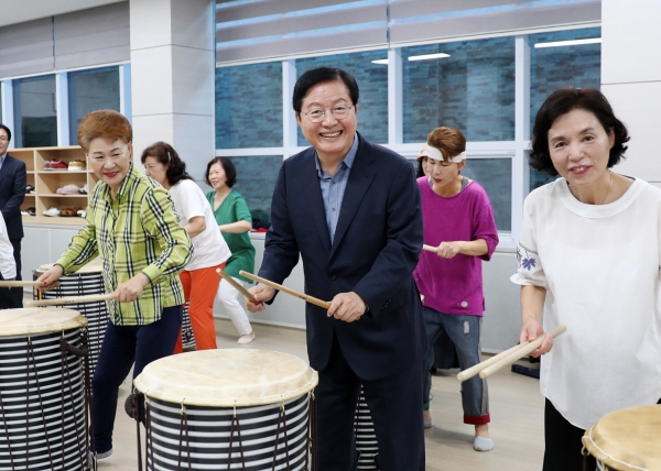 동네 한바퀴 도중 난타 도전에 나선 장 청장