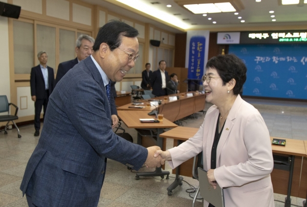 박정현 대덕구청장(왼쪽)과 인더스포럼 회장 라이온켐텍 박희원 대표