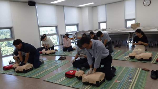 앞줄 좌측 실습자는 학생과장(가부현), 우측 실습자는 학생처장(임준묵)