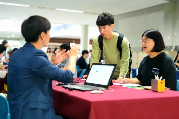 ‘2019 도서관 전자정보박람회’ 개최 (설명듣고있는재학생들)