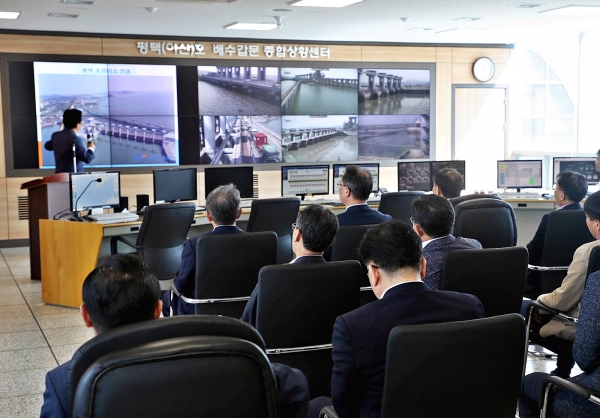 한국농어촌공사 4회 현장경영회의 참석자들이 평택호 종합상황센터에서 운영 현황설명을 듣고 있다