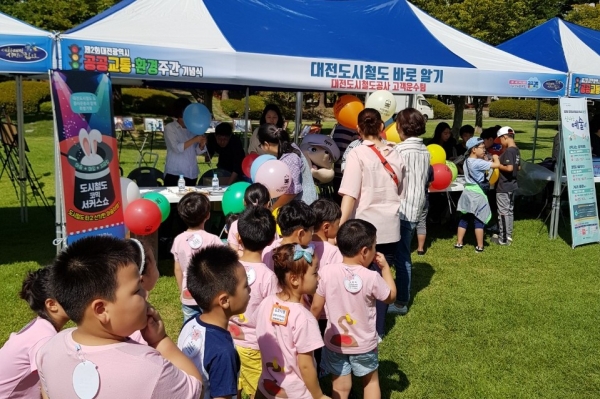 세계 차 없는 날과 연계해서 개최된 제2회 공공교통 환경주간 행사에서 도시철도를 체험하기 위해 어린이 고객들이 기다리고 있다.