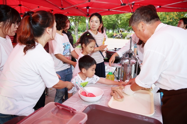 19일 서산중앙호수공원 광장에서 열린 로컬푸드 품평회에서 서산시 민간어린이집 보육교직원들이 지역 농특산물로 만든 음식을 시식하고 있다.