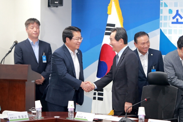 정세균 특위 위원장과 인사하는 오세현 아산시장