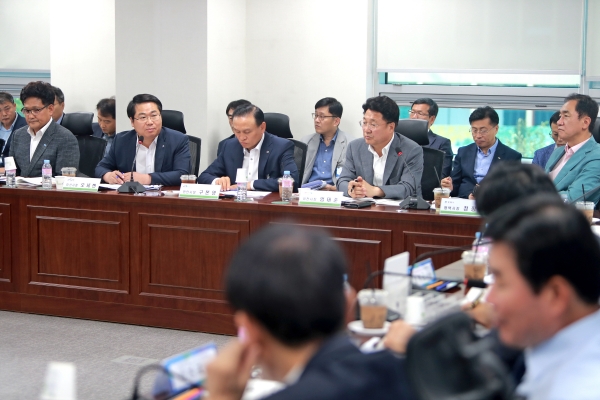 중소기업 상생 협력방안을 건의하는 오세현 아산시장