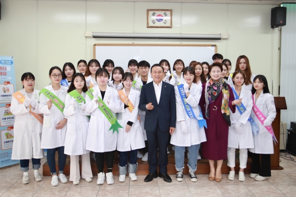 20일 천안시노인종합복지관에서 제12회 치매극복의 날 기념행사를 진행하고 있다.