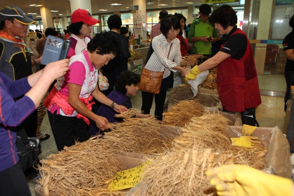 인삼축제서 알뜰쇼핑 즐기기-수삼시장