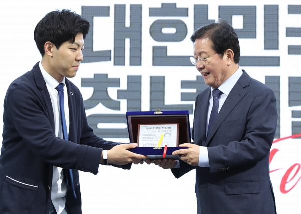 지난 21일 장종태 서구청장이 서울여의도 공원에서 열린 국회사무처 소관 사단법인인 ‘청년과 미래’가 주관한 ‘2019 청년친화헌정대상’ 시상식에서 청년친화우수 기초자치단체 종합대상을 수상하고 있다