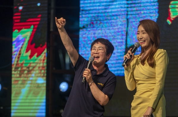 지난 20일 비래동행정복지센터 앞 일원 열린 대코 맥주페스티벌에서 무대 인사를 하고 박정현 대덕구청장(왼쪽)