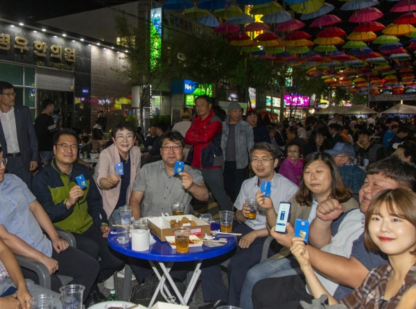 비래동 대코 맥주페스티벌 행사장을 찾은 사람들과 함께 포즈를 취한 박정현 대덕구청장(가운데)