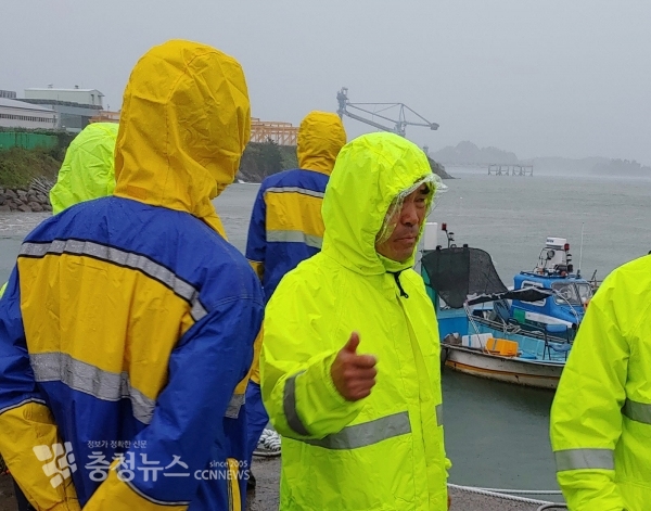 경남 현장을 방문한 김인식 사장은 피해상황 최소화를 강조하며 피해가 발생되더라도 긴급복구에 나서 국민의 안전과 농작물보호에 최선을 다해줄 것을 당부했다.