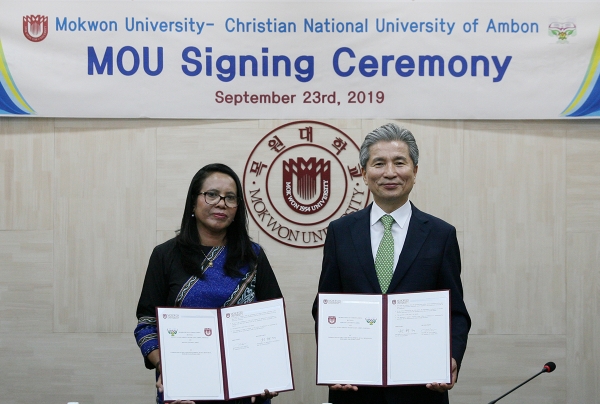 23일 목원대 도익서홀에서 권혁대 총장(오른쪽)과 인도네시아 암본 기독교 국립 대학교 아구스티나 카키아이 총장(왼쪽)이 MOU를 체결하고 기념촬영