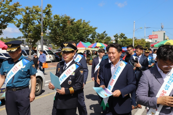 조소행 충남농협본부장과 이명교 충남지방경찰청장이 참석자들과 함께 “전기통신금융사기 피해예방 및 대포통장 근절” 가두 캠페인 전개 모습