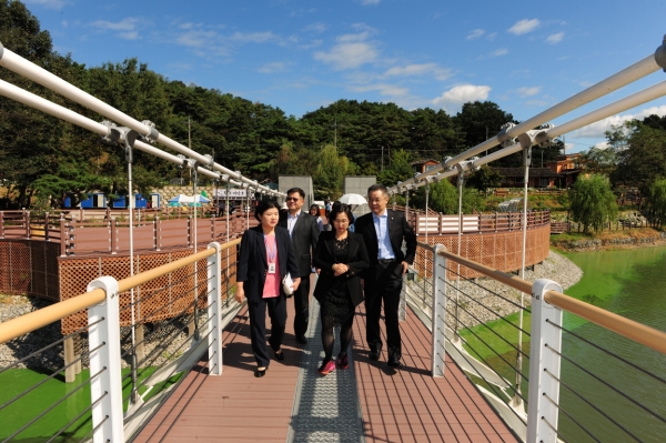 장쑤성 관계자 출렁다리 방문 모습