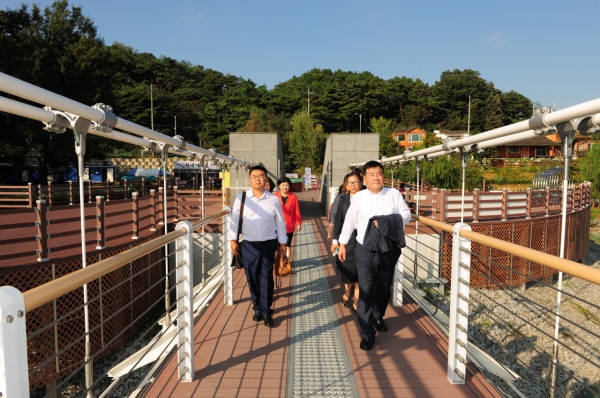 구이저우성 대표단 출렁다리 방문 모습