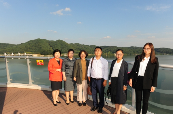 구이저우성 대표단 출렁다리 방문 모습