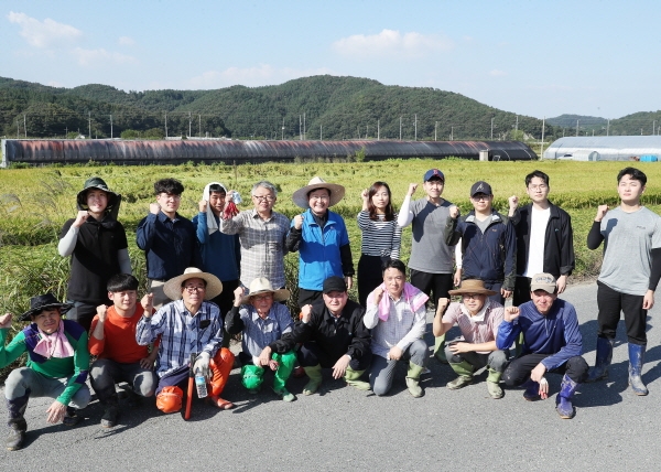 태풍피해현장 일손돕기 봉사활동에 나선 장종태 서구청장과 육군 제1970부대 및 서구자원봉사센터