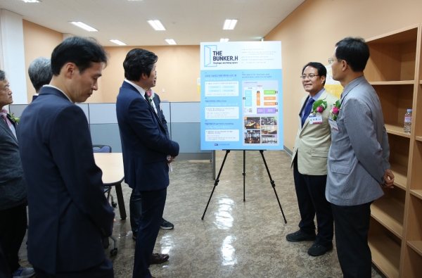 한남대 이덕훈 총장을 비롯한 한국액셀러레이터협회장 등 관계자들이 더벙커 에이치 현판식을 갖고 재오픈을 축하했다.