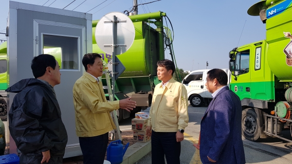 조소행 충남농협본부장과 홍순광 농협천안시지부장, 정문영 천안축협조합장, 이보환 아우내농협조합장 등이 천안(병천)지역 거점소독시설에서 방역상황을 점검하고 있다