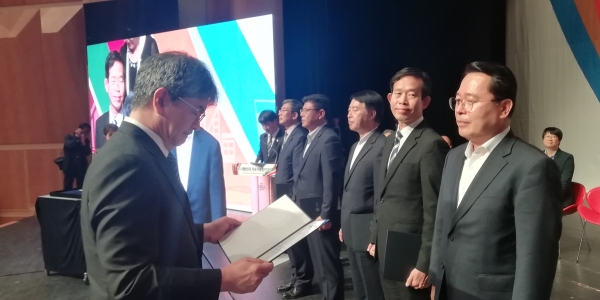 솔라에너지 수상 사진(수여자 한국에너공단 김창섭 이사장 수상자 당진시 김지환 경제에너지과장).