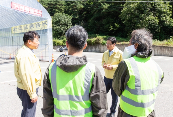 김돈곤 군수 거점소독초소 찾아 철통방역 당부