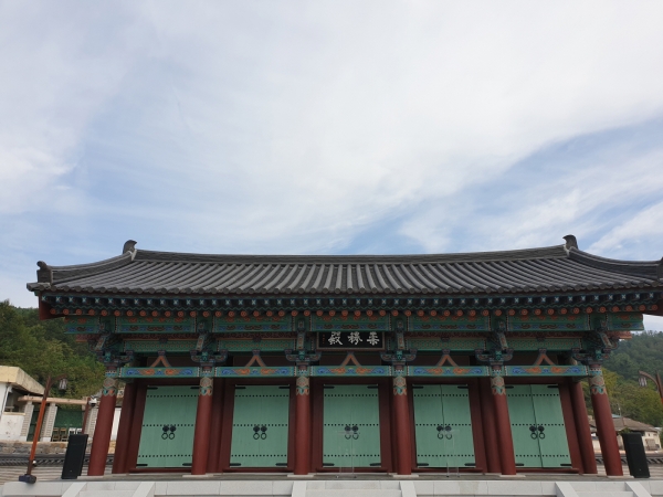 사비백제대왕 숭목전 전경