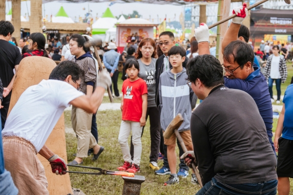 백제 전통 대장간 체험 장면