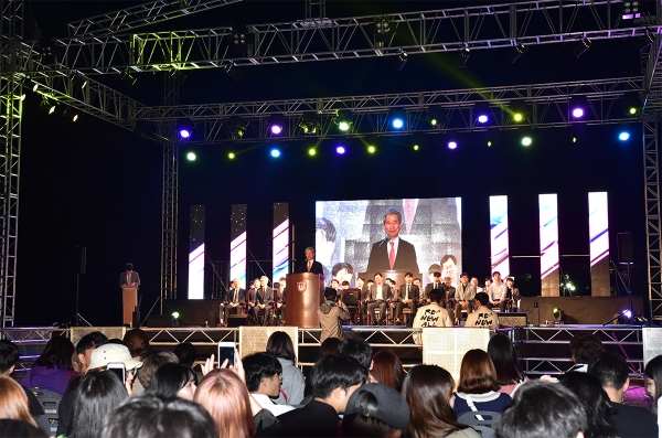 24일, 열린 목원대 대동제 개회식에서 권혁대 총장이 학생들에게 격려의 말을 전하고 있다.