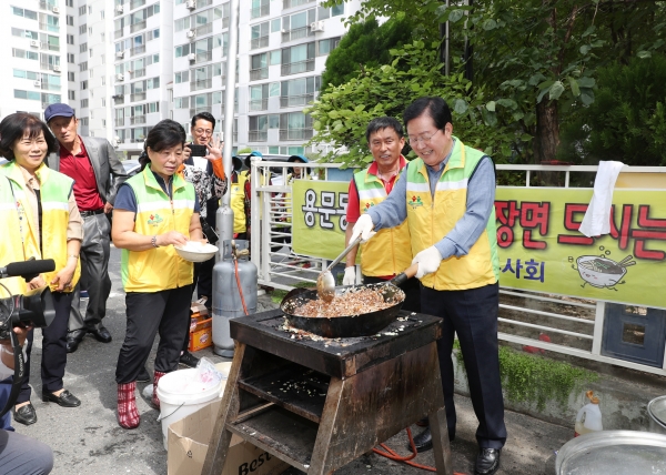 용문동 동네마실 행사에서 짜장면을 만드는 장 청장 모습