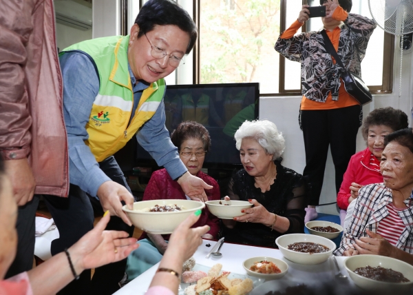 용문동 동네마실 행사에서 자장면 배식을 하고 있는 장종태 청장