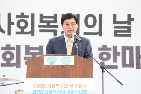 사회복지의 날에서 기념사하는 이춘희 시장