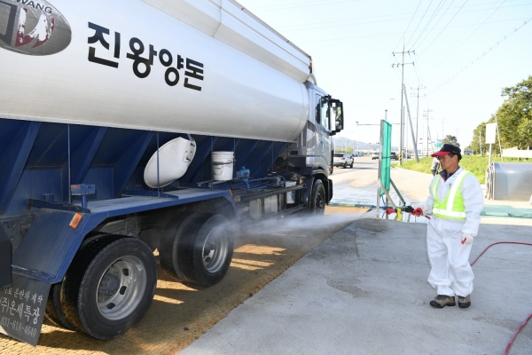 아프리카 돼지열병 방역초소 소독 모습