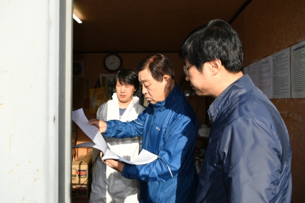 황선봉 군수가 아프리카 돼지열병 방역초소를 점검하는 모습