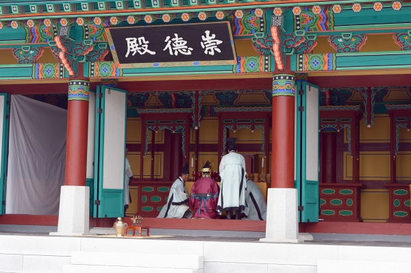 2019년 6월 거행된 무령대왕 추모제에서 초헌관 김정섭 공주시장