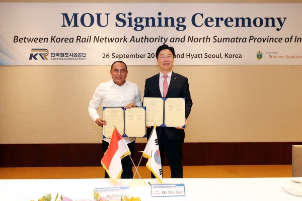 한국철도시설공단 김상균 이사장(오른쪽)과 인도네시아 북수마트라주 에디 라흐마야디 주지사(왼쪽)가 26일(목) 서울에서 메단 광역 경전철 사업의 수주를 위한 양해각서를 체결했다