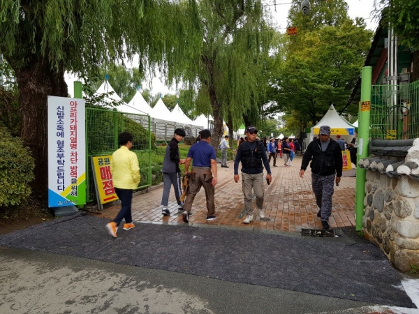흥타령춤축제장 진입로 발판, 현수막 설치