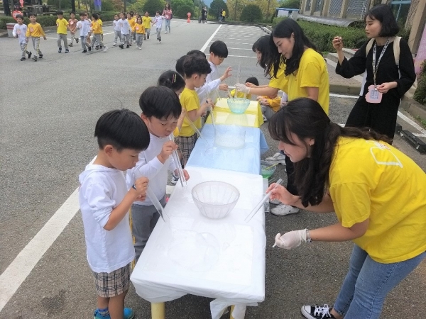 비누방울 놀이.