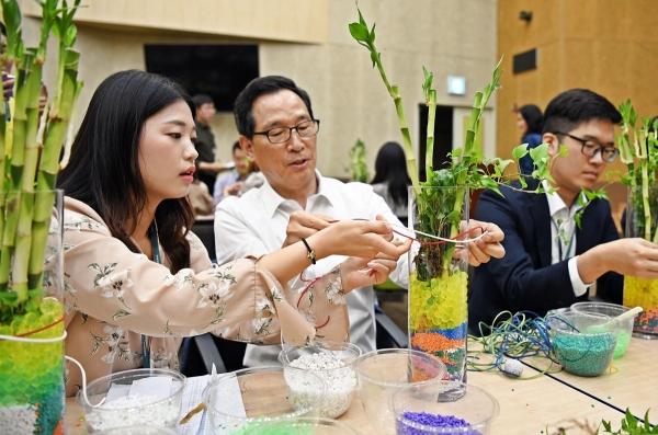 ‘CEO와 함께하는 핸즈온 봉사’ 테라리움 제작 현장사진/* aT 이병호 사장(가운데)