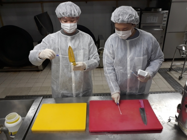 지난 24일 유성구청 집단급식소에서 담당 주무관이 식중독 대응 모의 훈련을 대비해 사전 예행연습을 실시