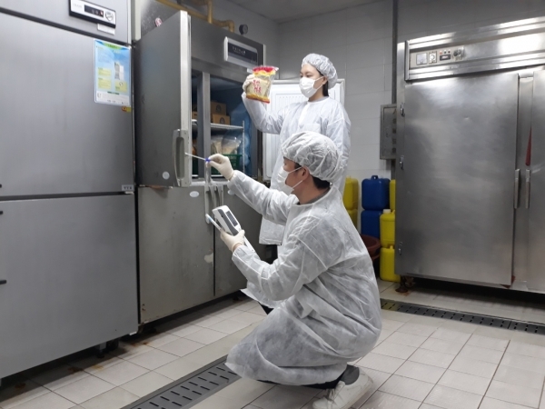 지난 24일 유성구청 집단급식소에서 담당 주무관이 식중독 대응 모의 훈련을 대비해 사전 예행연습 실시