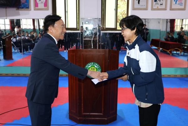 제100회 전국체육대회 선수단을 격려하고 있는 설동호 교육감